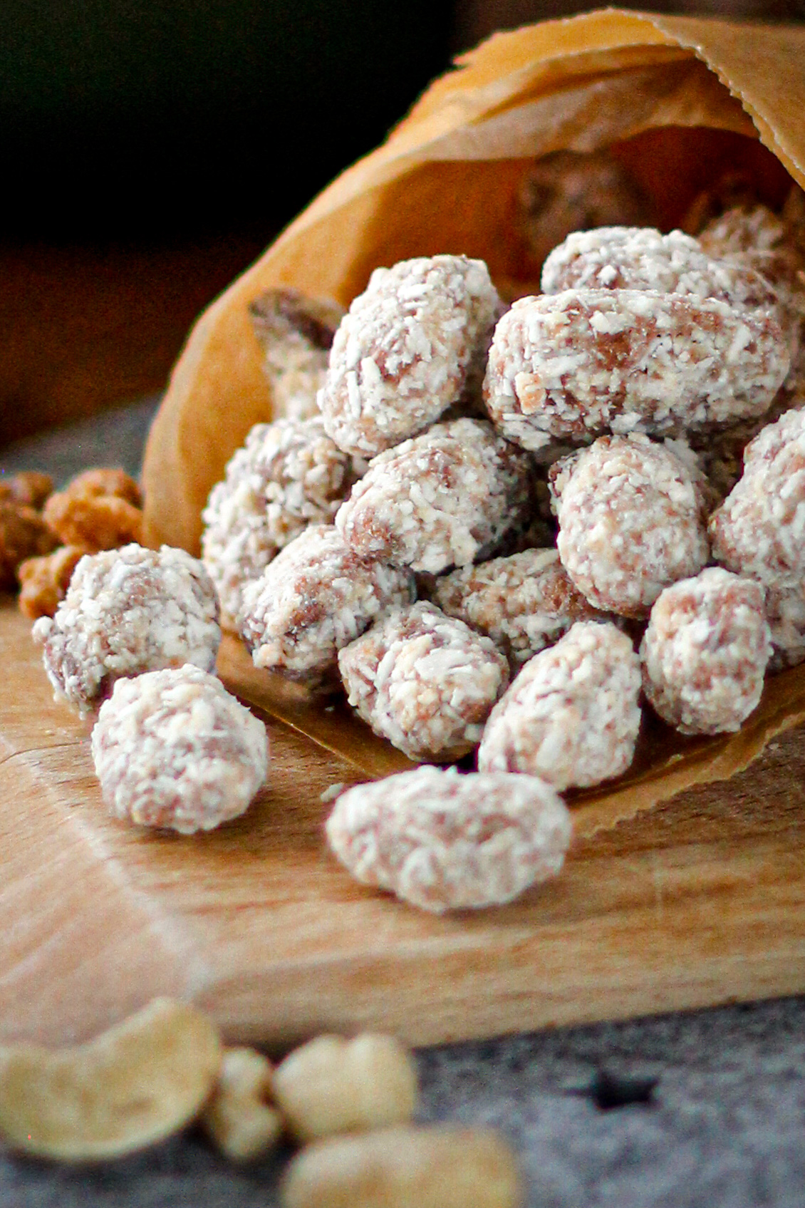 Gebrannte Raffaelo Mandeln | vegan - Carrots &amp; Cupcakes